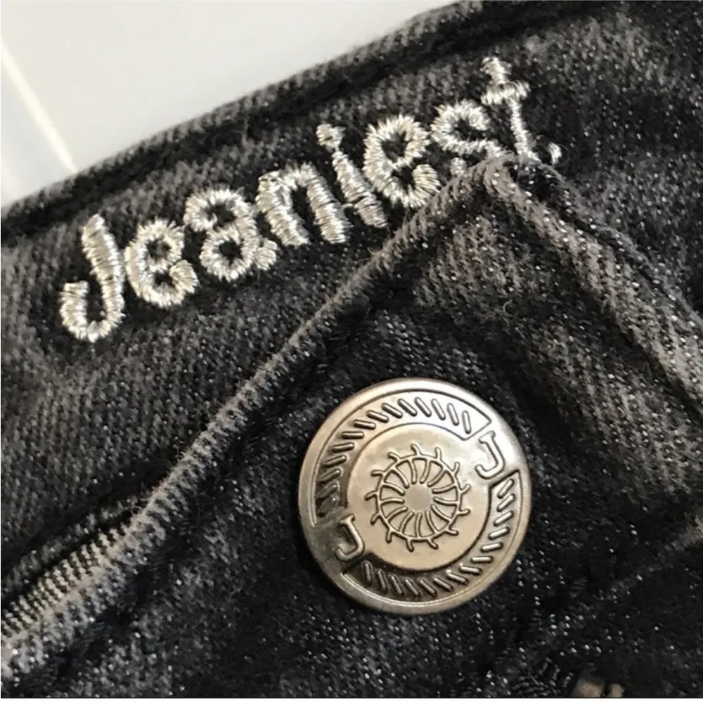 Women's Jeaniest Jeans
Size 9